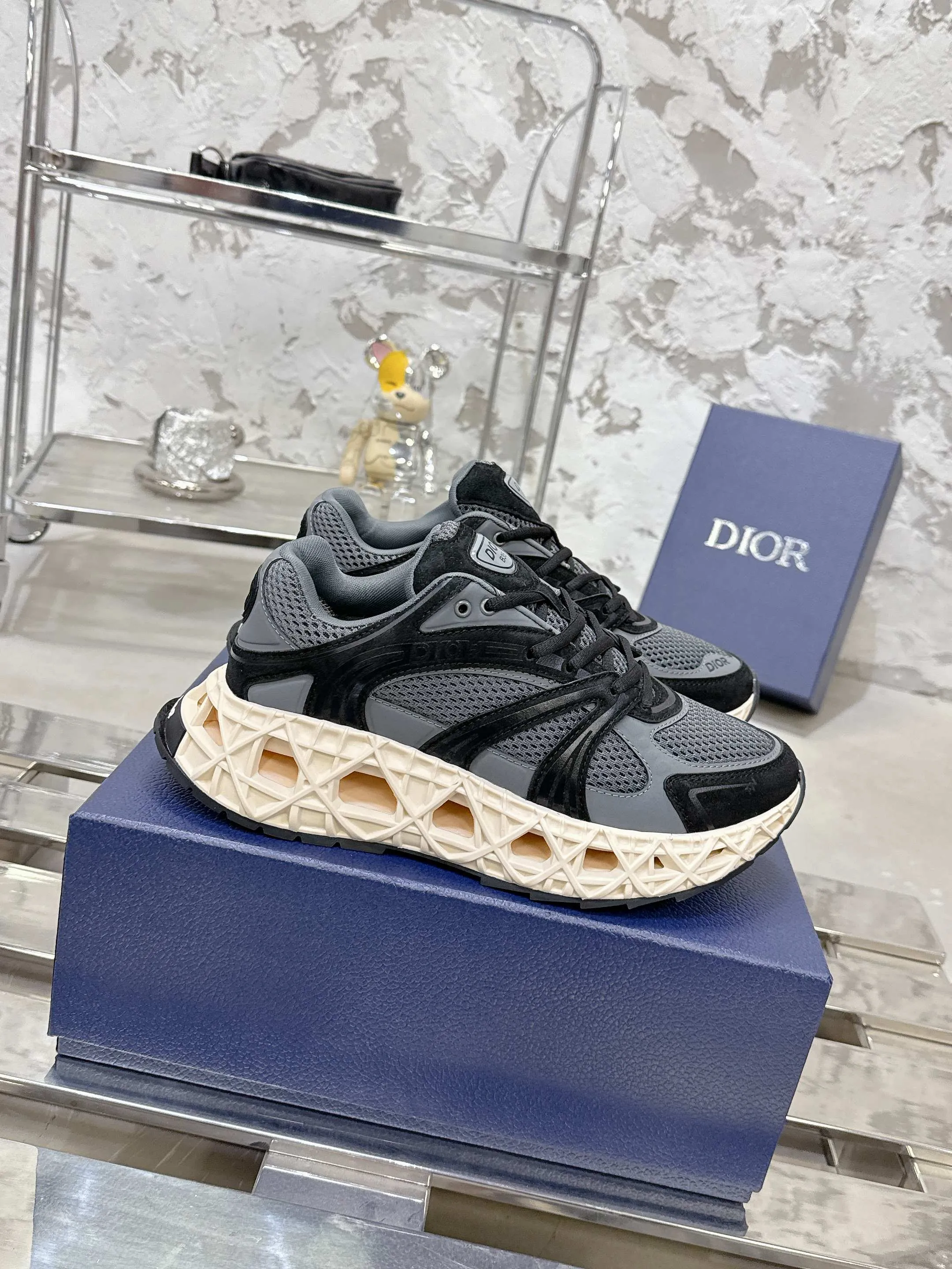 Factory price 780💰 Top version! ! ! Dior (B35) DIOR spring and summer men's wear show, the show was held at the Valle de Grasse School in Paris. Kim Jones drew inspiration from the works of South African artist Hylton Nel. The details of the shoes, clog soles and tribal elements, cleverly blended luxury craftsmanship and practicality, with fresh childishness and bright temperament, creating a new season hot spot. Dior KAWA Dior co-branded casual sports shoes reinterpret running shoes with Dior's high-end style. B35 is made of fine-textured leather and mesh fabric materials. It can be worn in all seasons, is comfortable and breathable, and has multiple lines on the shoe body to outline details. It has a full retro three-dimensional feel and can create a casual look all year round! Fabric: Cowhide/customized cloth material Lining: Imported breathable mesh Outsole: Original molded outsole Size: 39-46 (customized at 45.46)